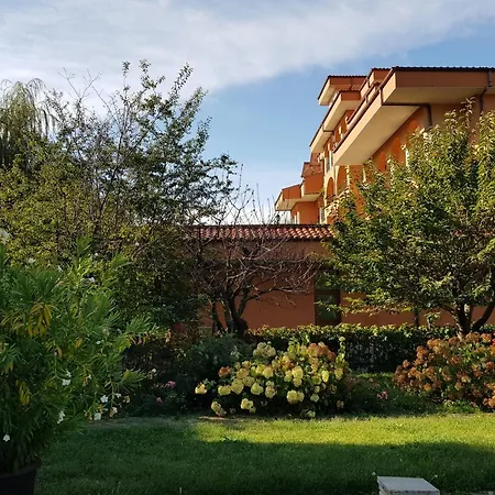 Family Magnolia ساني بيتش