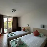 Family Magnolia, Sunny 2* ساني بيتش