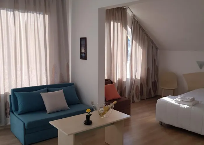 Family Magnolia, Sunny Hotel